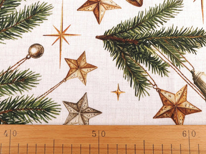 Image avec tissu canvas, branche de sapin décorée – disponible en ligne chez les tissus Charlotte