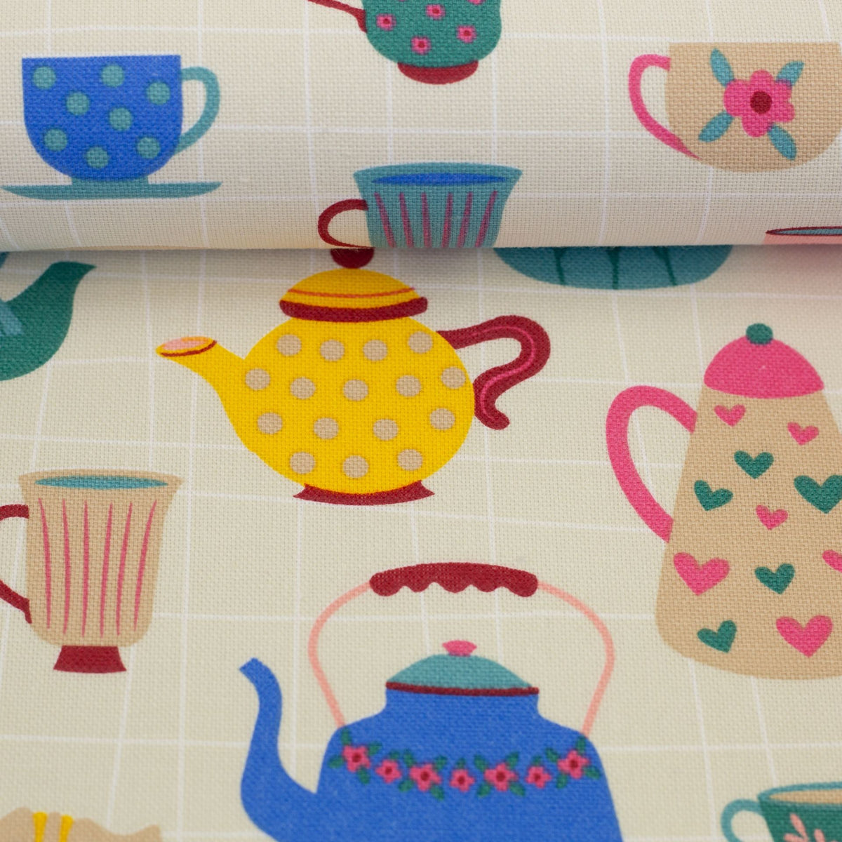 Image de tissu en toile avec des théières et des tasses colorées – disponible en ligne chez Šarlotes audumi