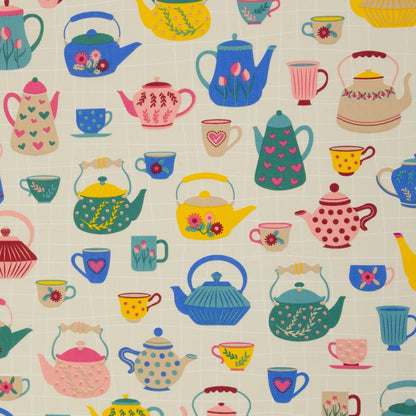 Image de tissu en toile avec des théières et des tasses colorées – disponible en ligne chez Šarlotes audumi