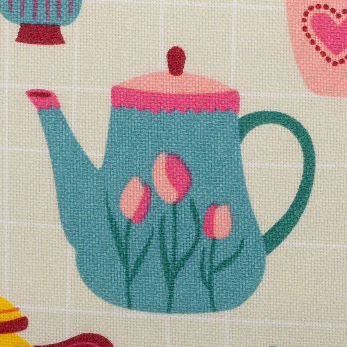 Image de tissu en toile avec des théières et des tasses colorées – disponible en ligne chez Šarlotes audumi