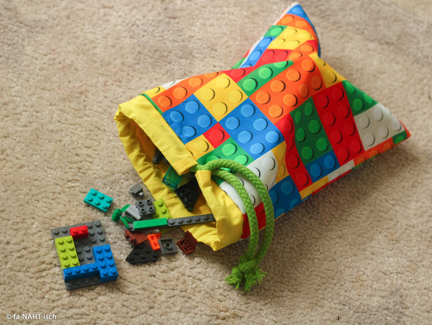 Image de tissu canvas inspiré de Lego 230 g/m² – disponible chez Šarlotes audumi