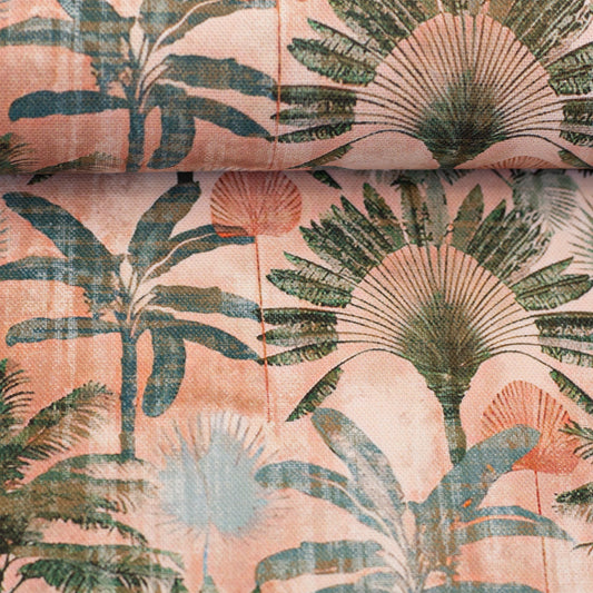 Image avec tissu canvas à motif de feuilles de palmier dans des tons verts et abricot 210 g/m² – disponible chez Šarlotes audumi