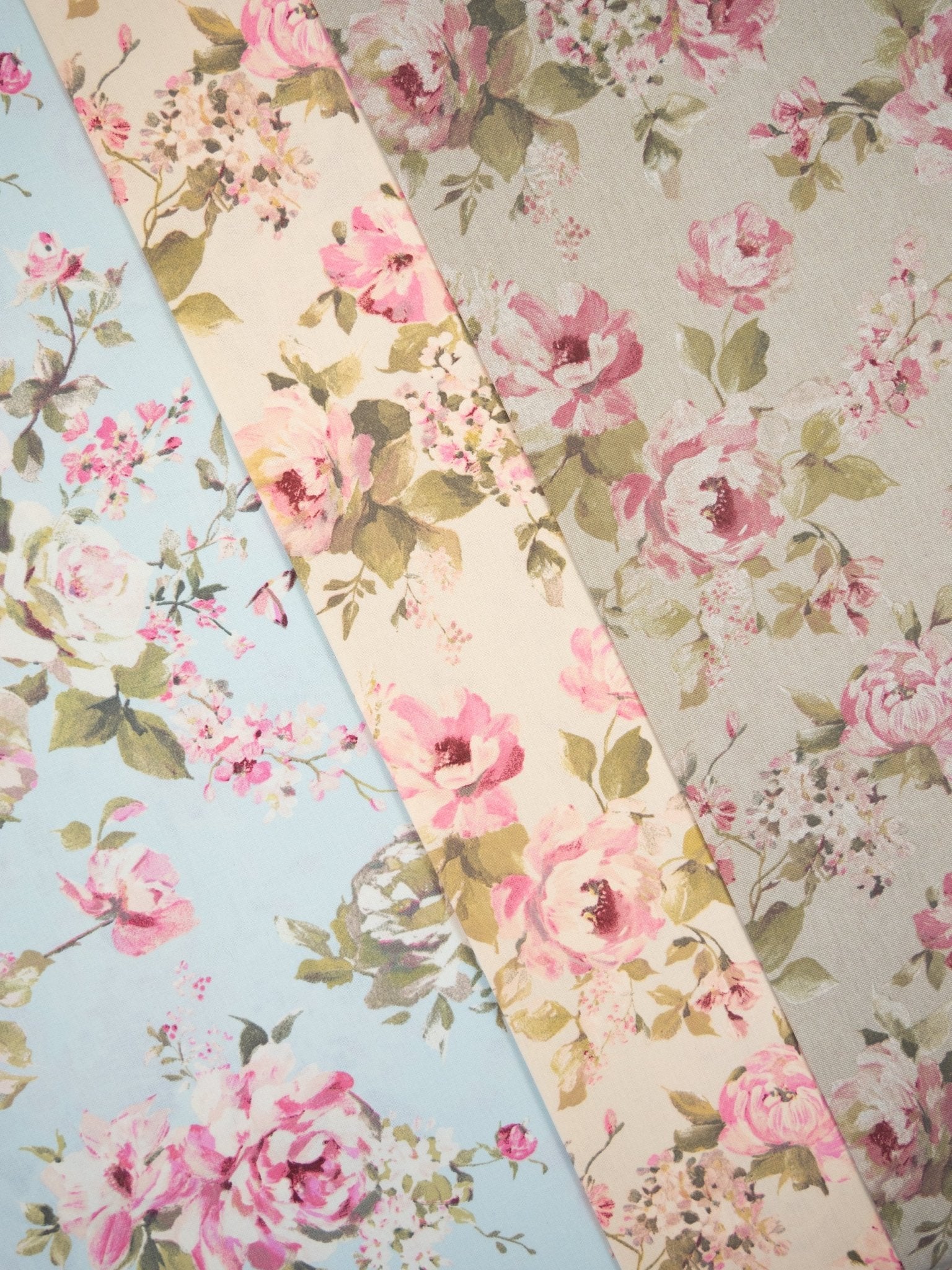 Tissu canvas à roses sur fond bleu clair 200 g/m²