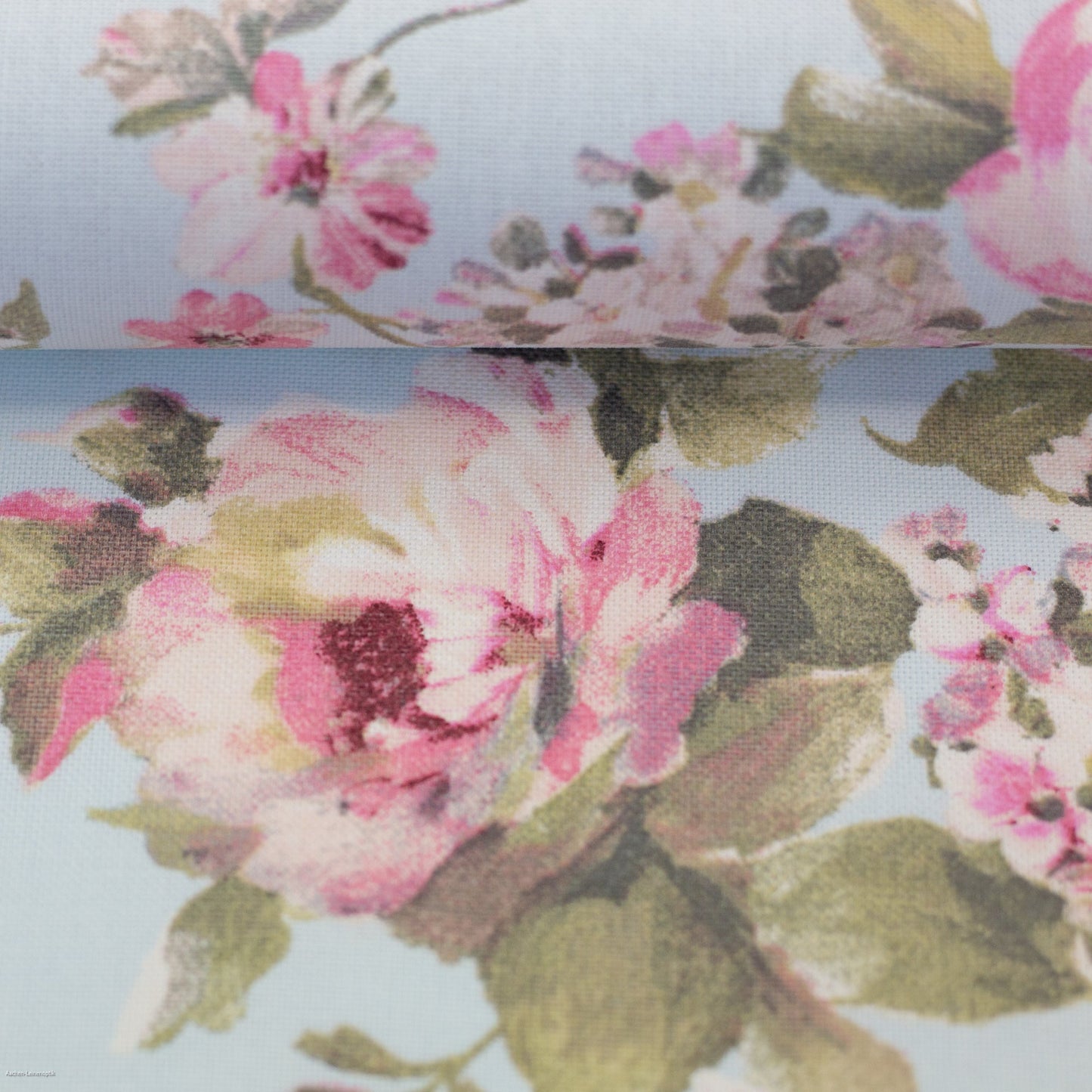 alt
Tissu canevas avec roses sur fond bleu clair 200 g/m²