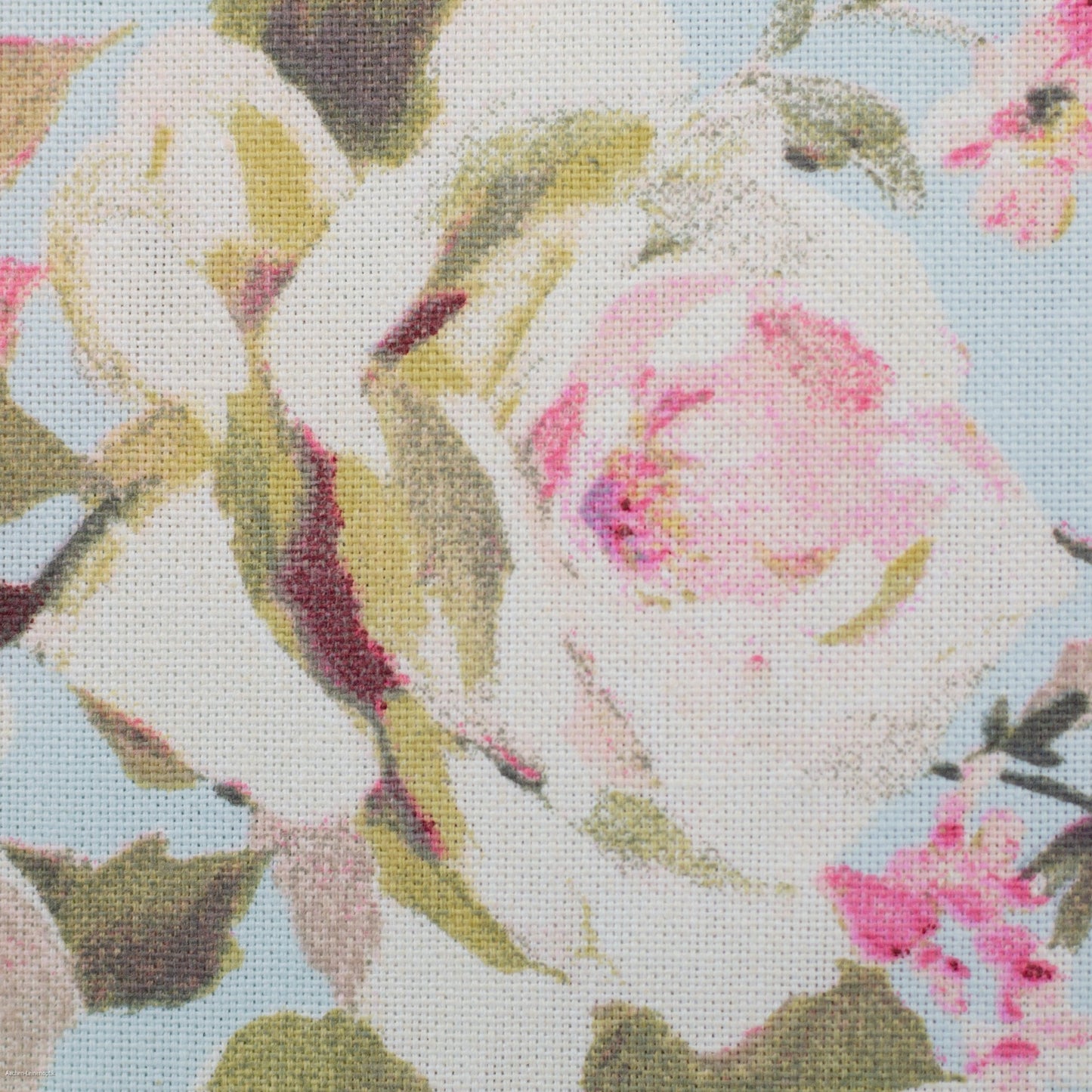 Tissu canevas avec roses sur fond bleu clair 200 g/m²