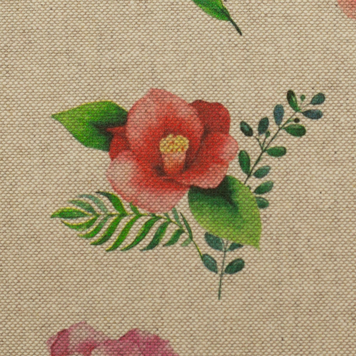 Image avec tissu en toile à fleurs sur fond ton lin – disponible en ligne Šarlotes audumi
