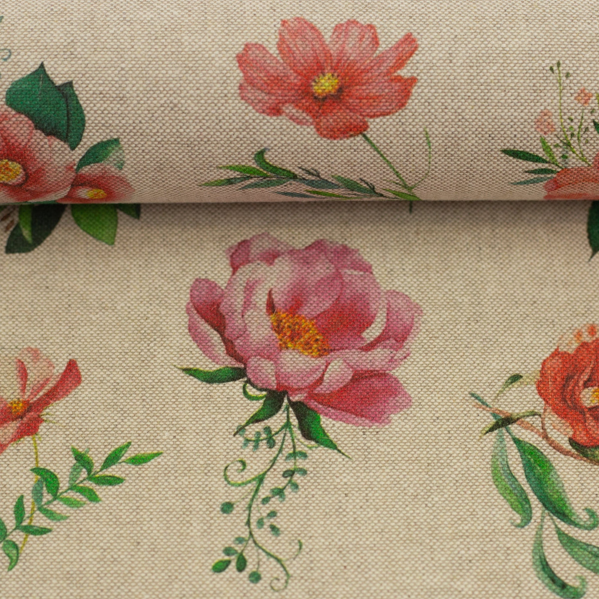 Image avec tissu en toile à fleurs sur fond ton lin – disponible en ligne Šarlotes audumi