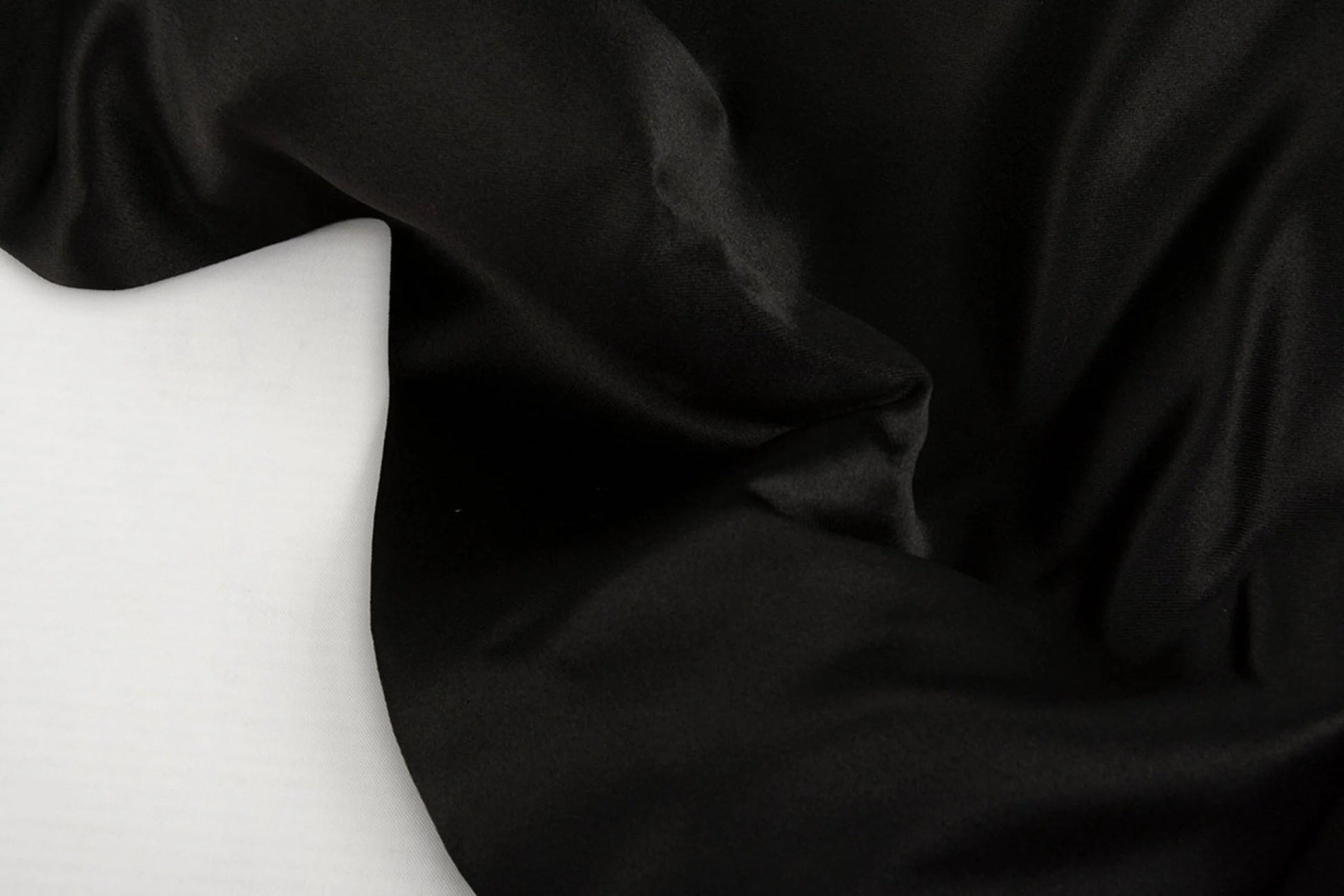 Satin pour robes de mariée - noir 170 g/m²