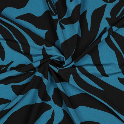 Tissu pour robe avec élasthanne, motif multicolore sur fond pétrole, 80 g/m² – disponible chez Šarlotes audumi