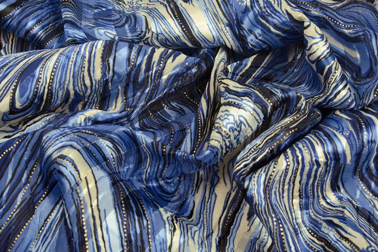 Image d’un tissu pour robe à effet métallique – ciel nocturne 110 g/m², disponible chez Šarlotes audumi