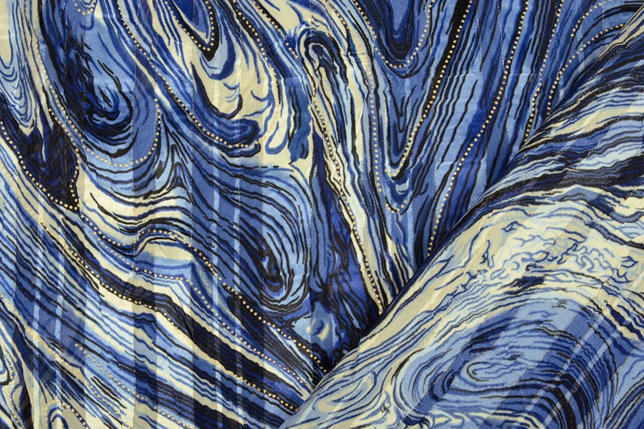 Image du tissu pour robe à effet métallisé - ciel nocturne 110 g/m² – disponible chez Šarlotes audumi