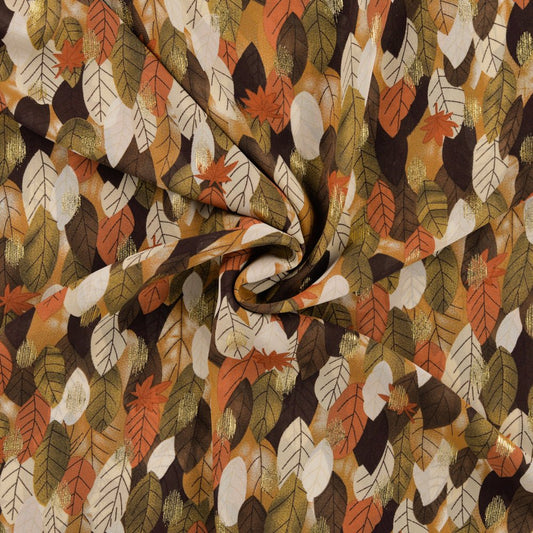 Image d’un tissu pour robe avec accents dorés et motifs de feuilles – disponible en ligne chez Šarlotes audumi