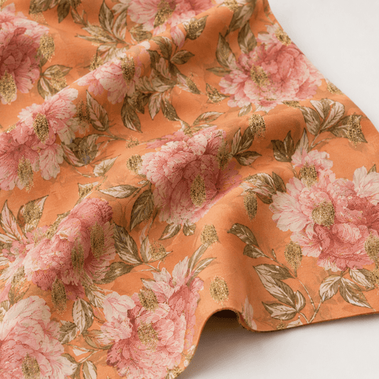 Tissu pour robe avec accents dorés et fleurs – disponible en ligne chez Šarlotes audumi