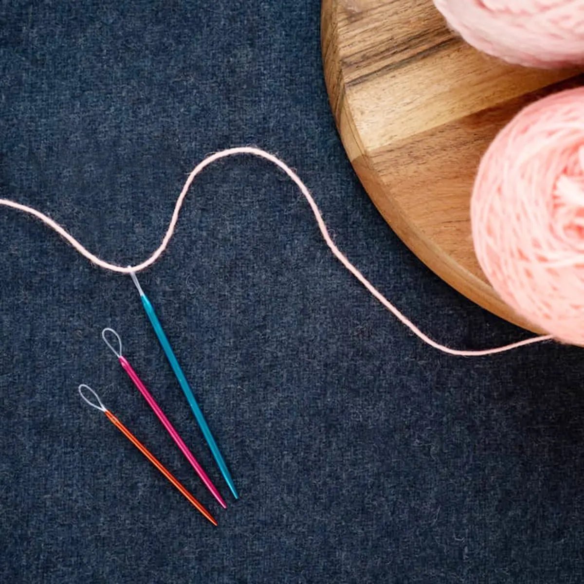 Image du lot d'aiguilles à laine KnitPro | 3 pièces | couleurs assorties – disponible chez Šarlotes audumi