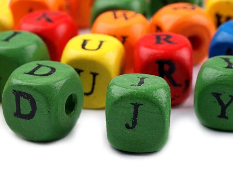Image de perles en bois avec lettres, 10×10 mm|20 g – disponible chez Šarlotes audumi