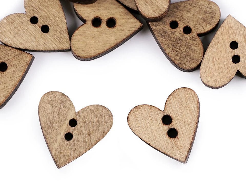 Image de boutons en bois 18 x 19 mm en forme de cœur, de différentes teintes – disponible chez Šarlotes audumi