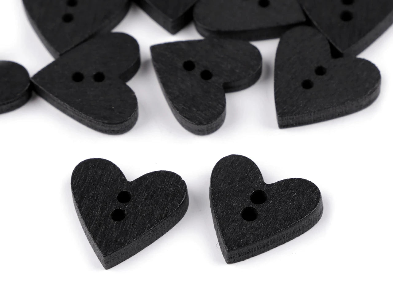 Image avec boutons en bois 18 x 19 mm en forme de cœur, tons assortis – disponible chez Šarlotes audumi
