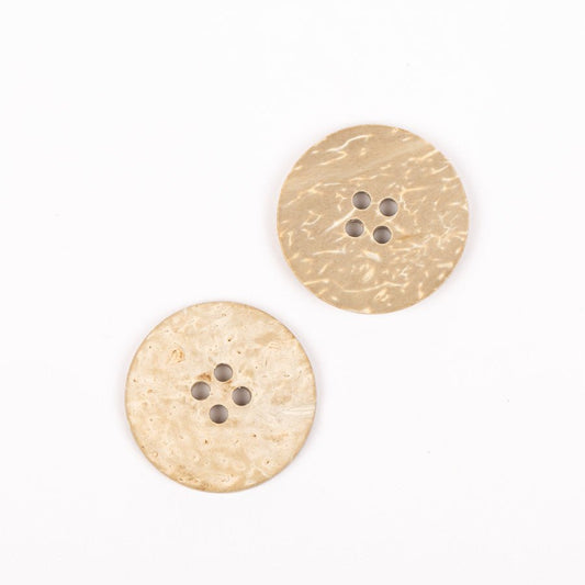 Image du bouton en noix de coco DROPS 25 mm – disponible en ligne chez Šarlotes audumi