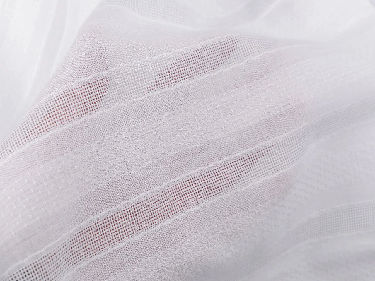 Image du tissu de rideau en coton 105 g/m² – disponible chez Šarlotes audumi