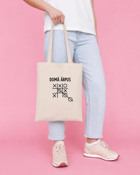 Image d’un sac en tissu de coton imprimé « Pensez hors des sentiers battus » – disponible en ligne chez Šarlotes audumi
