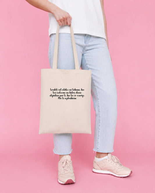 Image d’un sac en tissu en coton avec votre citation – disponible en ligne chez Šarlotes audumi