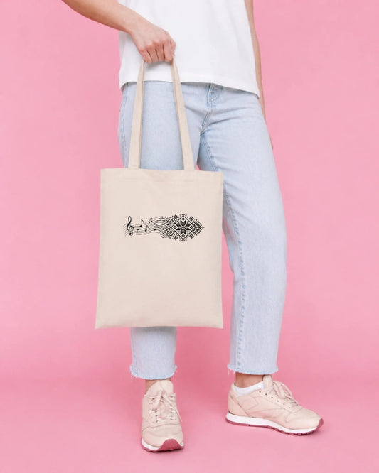 Image d’un sac en tissu de coton « motif de notes et lettrage letton » – disponible en ligne sur Šarlotes audumi