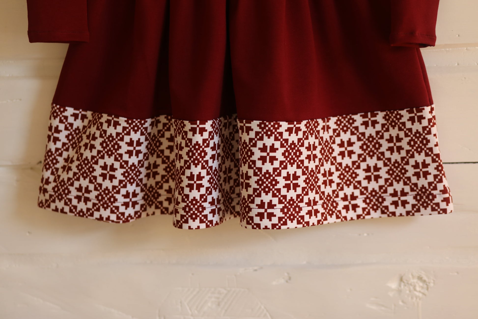 Image de tissu en maille bouclette en coton - motif d’étoiles sur fond cramoisi 250 g/m² – disponible chez Šarlotes audumi