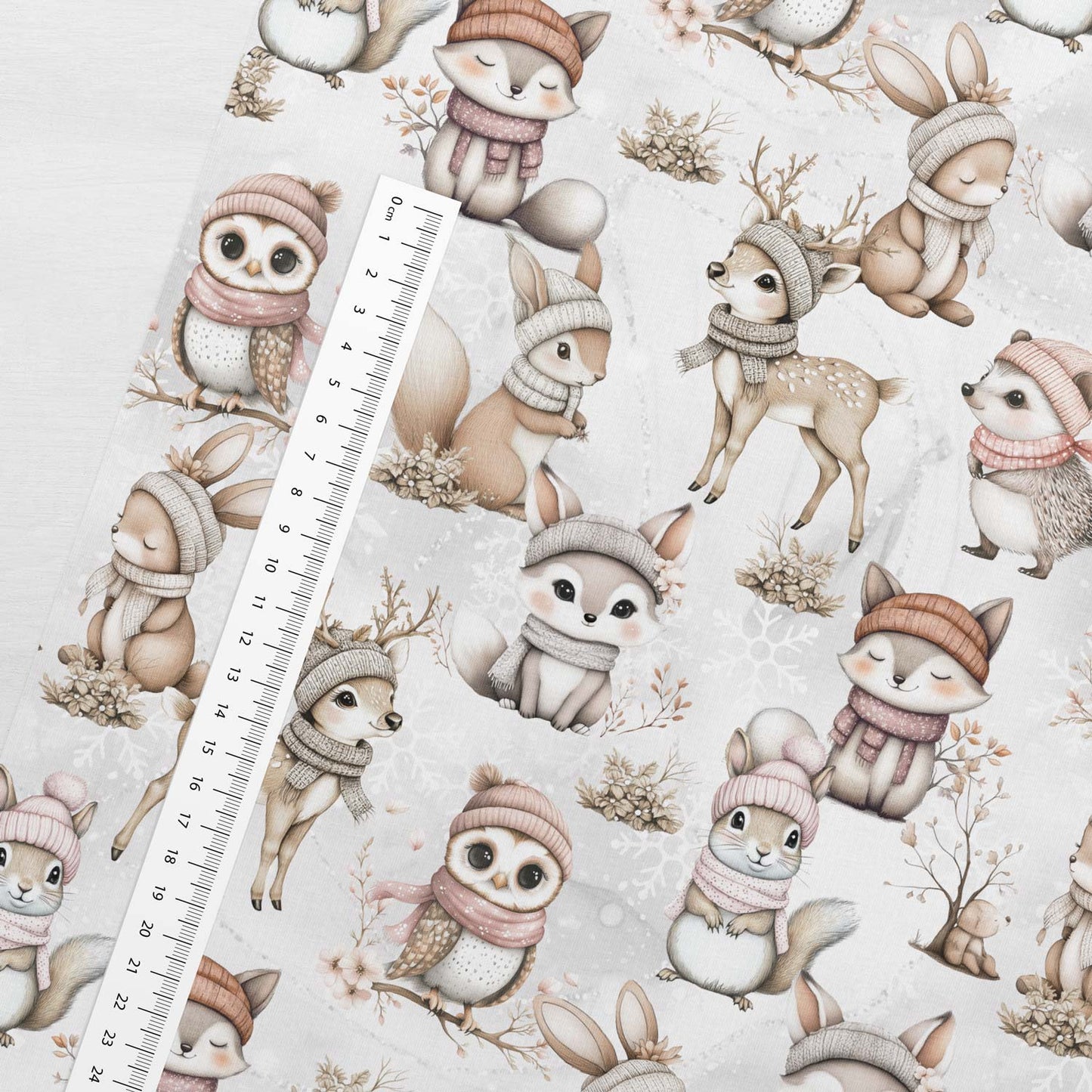 Motif en jersey bouclette de coton – habitants de la forêt dans la neige 250 g/m² – disponible chez Šarlotes audumi