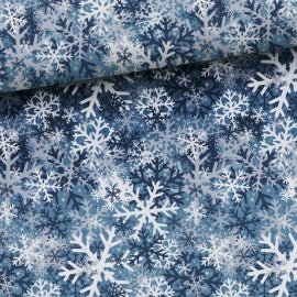 Image de tricot bouclette en coton, flocons sur fond bleu 250 g/m² – disponible chez Šarlotes audumi