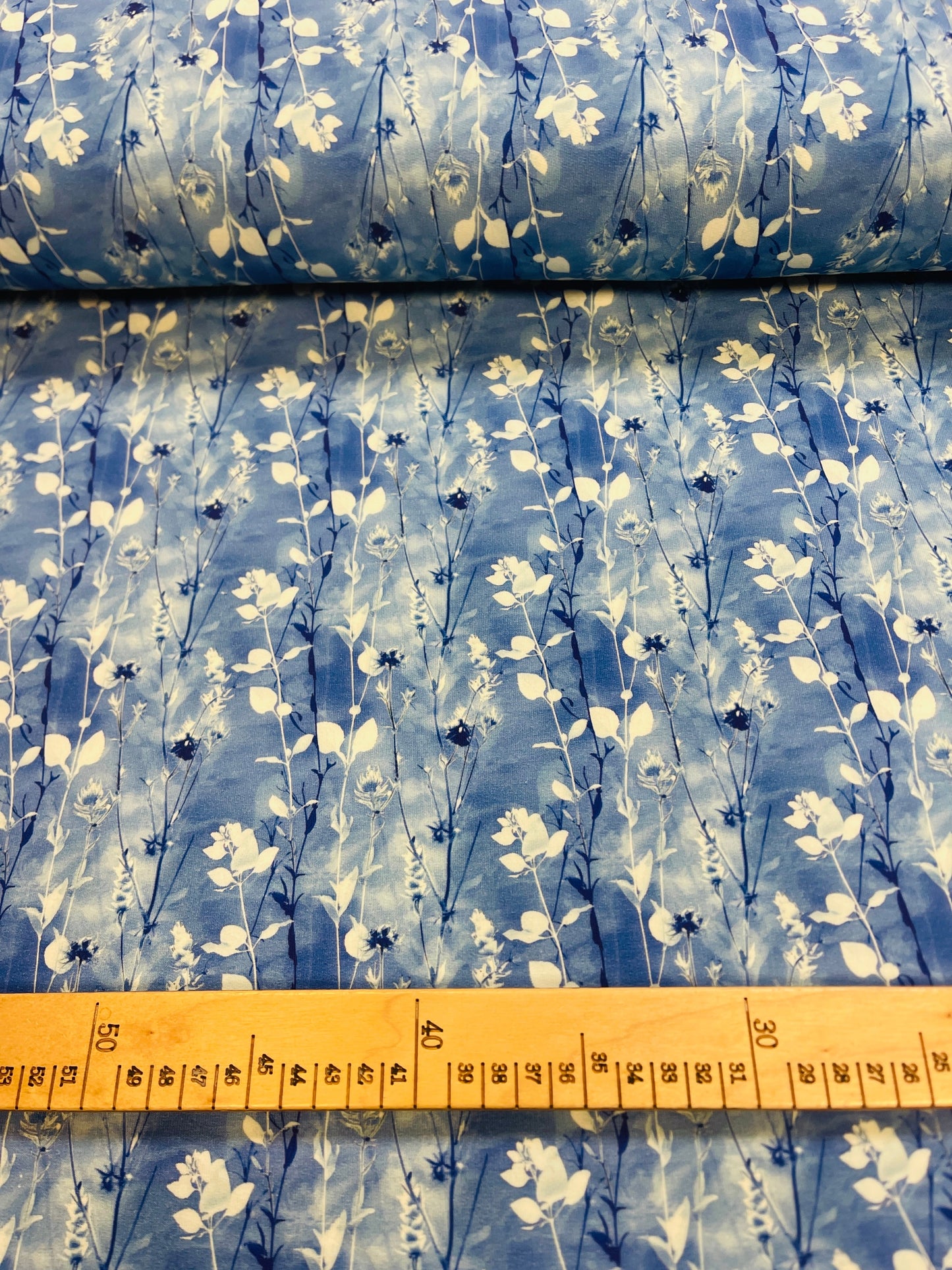 Attache avec jersey à boucles en coton - motif de feuilles bleu et blanc 245 g/m² – disponible chez Charlotte’s audumi