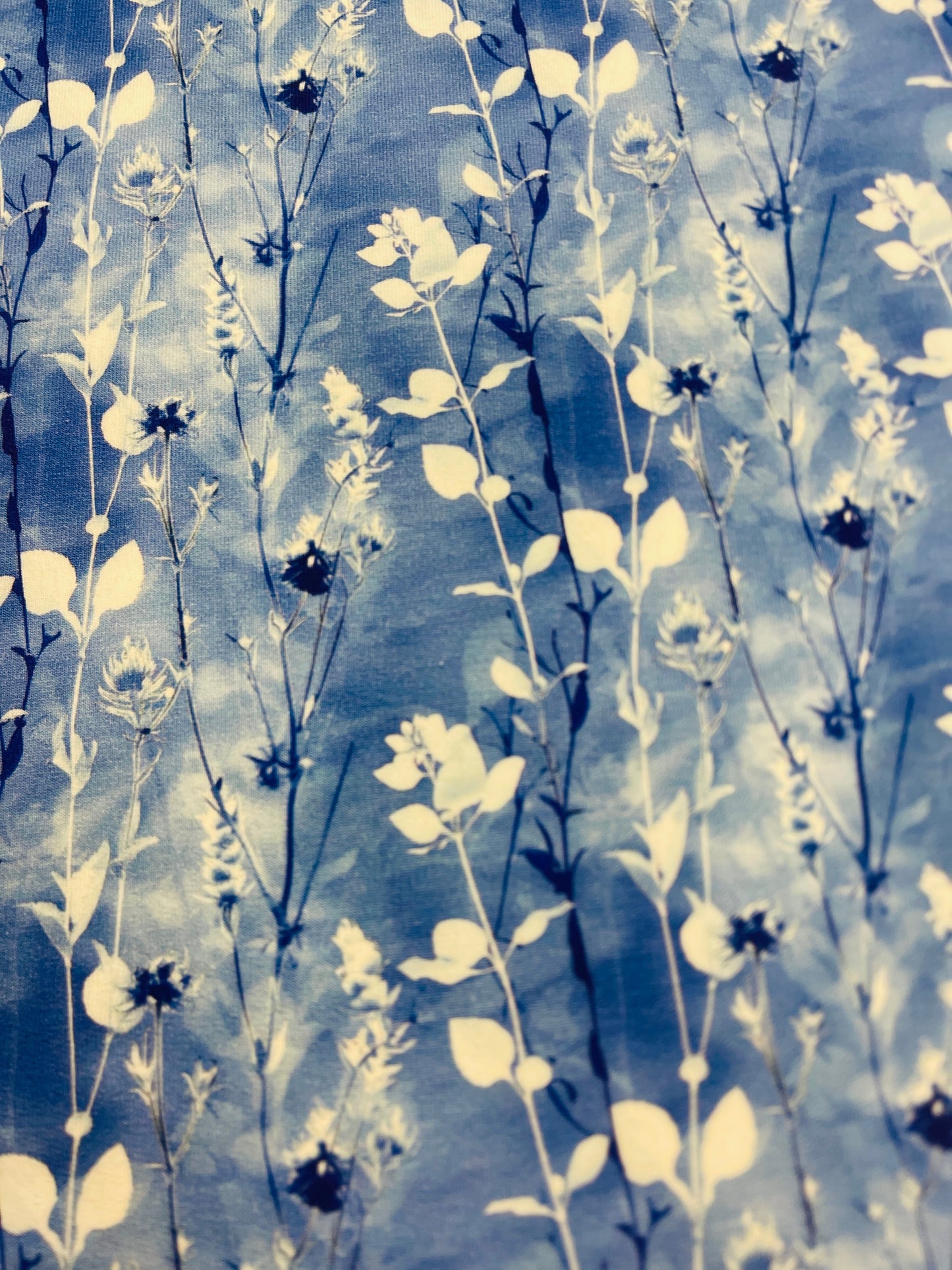 Image avec sweat en coton, motif feuilles bleu et blanc, 245 g/m² – disponible chez Šarlotes audumi