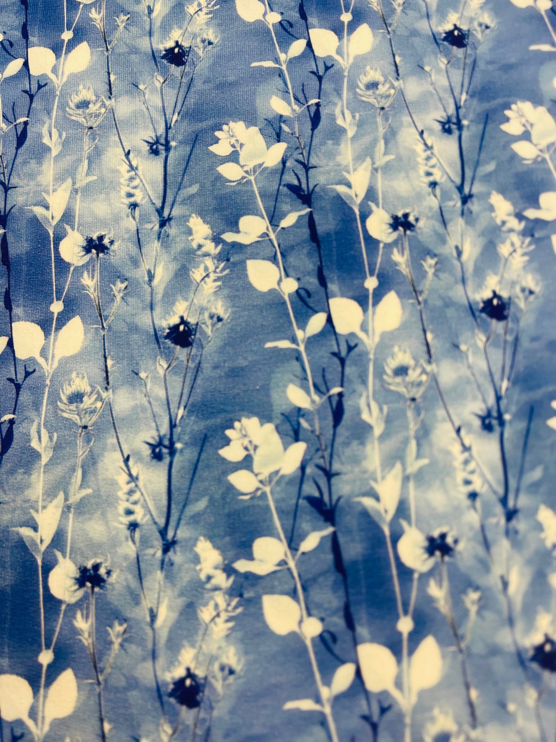 Image avec sweat en coton, motif feuilles bleu et blanc, 245 g/m² – disponible chez Šarlotes audumi