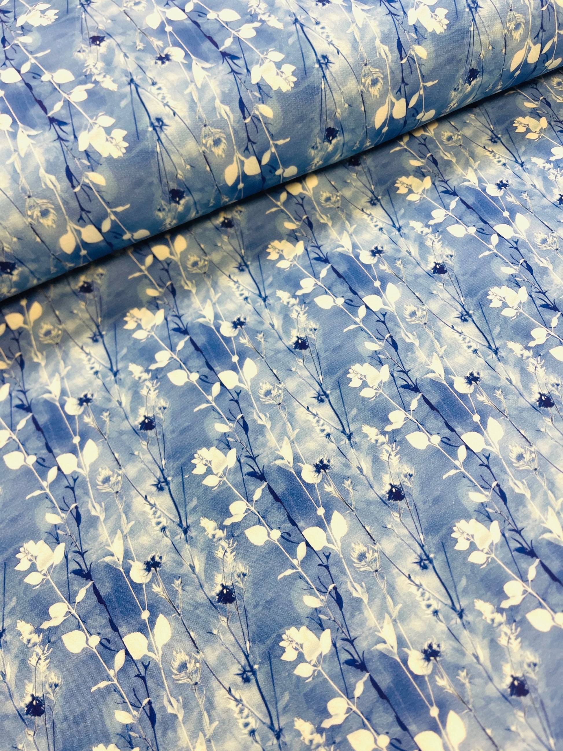 Image avec jersey bouclé en coton - motif de feuilles bleu et blanc 245 g/m² – disponible chez Šarlotes audumi
