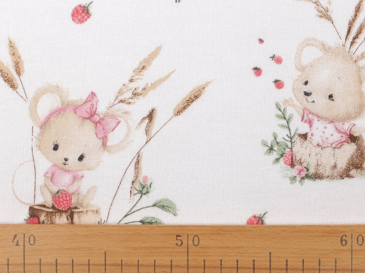 Image de flanelle de coton avec des petites souris et des fraises des bois – 100% coton – disponible en ligne chez Šarlotes audumi
