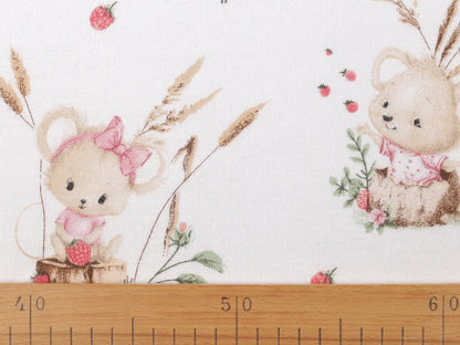 Image de flanelle de coton avec des petites souris et des fraises des bois – 100% coton – disponible en ligne chez Šarlotes audumi