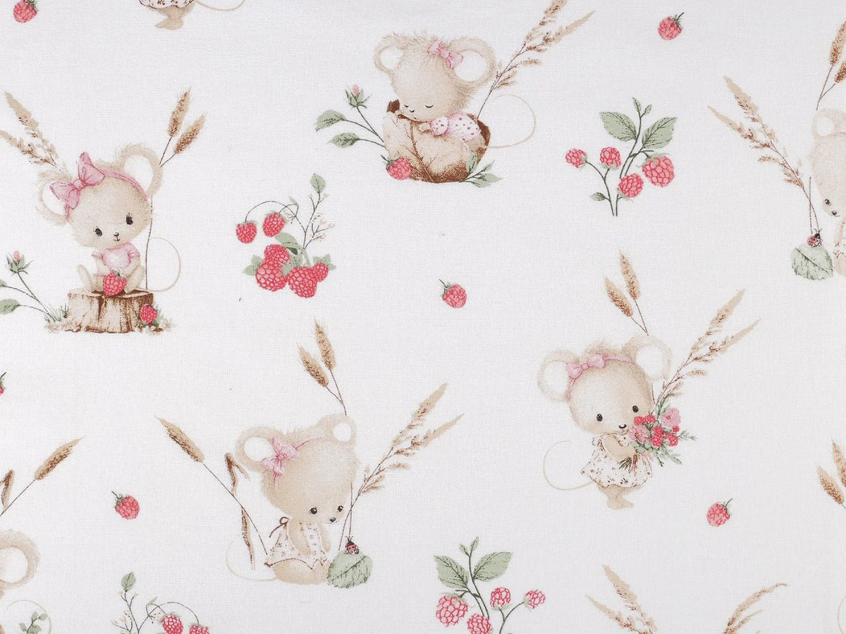 Image de flanelle de coton avec des petites souris et des fraises des bois – 100% coton – disponible en ligne chez Šarlotes audumi