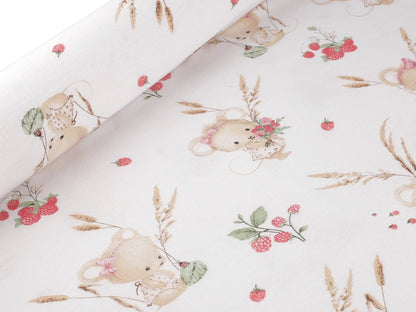 Image de flanelle de coton avec des petites souris et des fraises des bois – 100% coton – disponible en ligne chez Šarlotes audumi