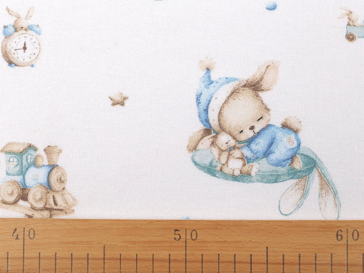 Image de flanelle de coton avec des lapins aux accents bleus – disponible en ligne chez Šarlotes audumi
