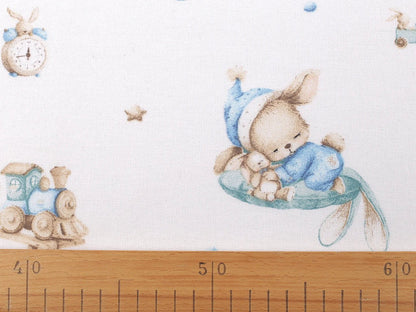 Image de flanelle de coton avec des lapins aux accents bleus – disponible en ligne chez Šarlotes audumi