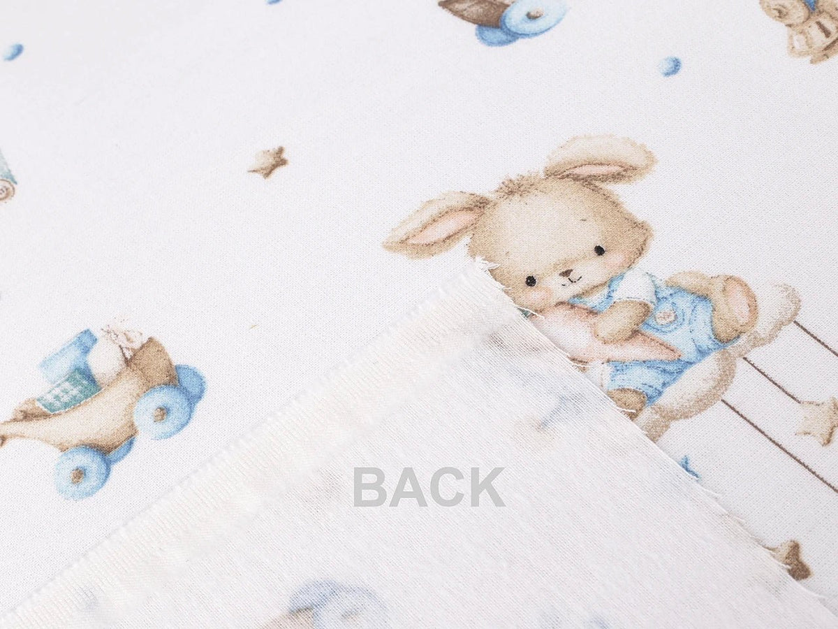 Image de flanelle de coton avec des lapins aux accents bleus – disponible en ligne chez Šarlotes audumi