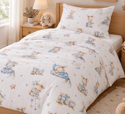 Image de flanelle de coton avec des lapins aux accents bleus – disponible en ligne chez Šarlotes audumi