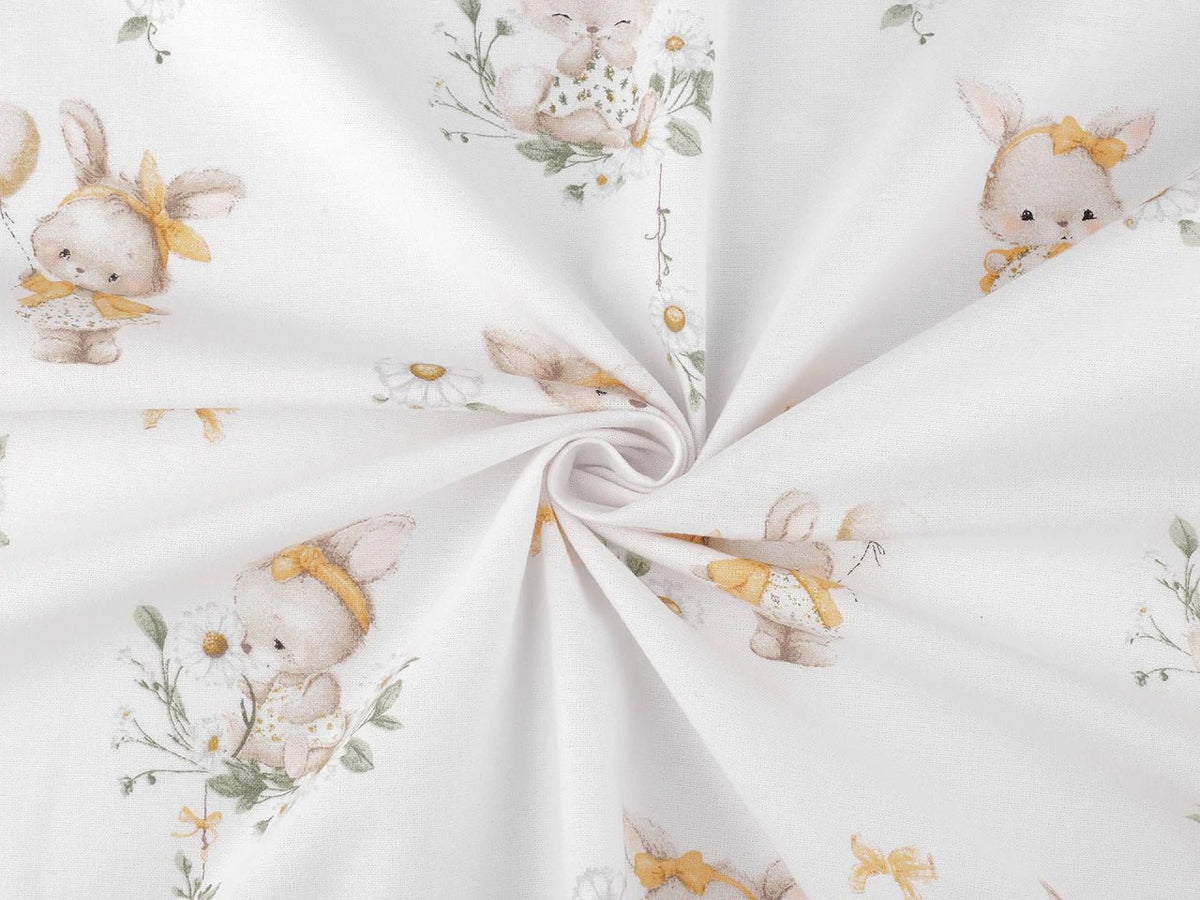 Image de flanelle de coton avec de petits lapins portant des nœuds jaunes – 100 % coton – disponible en ligne chez Šarlotes audumi