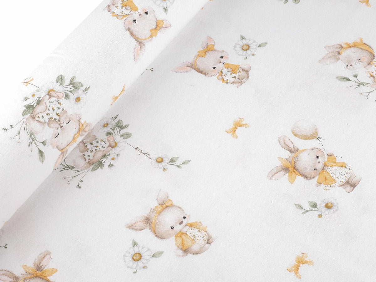 Image de flanelle de coton avec de petits lapins portant des nœuds jaunes – 100 % coton – disponible en ligne chez Šarlotes audumi