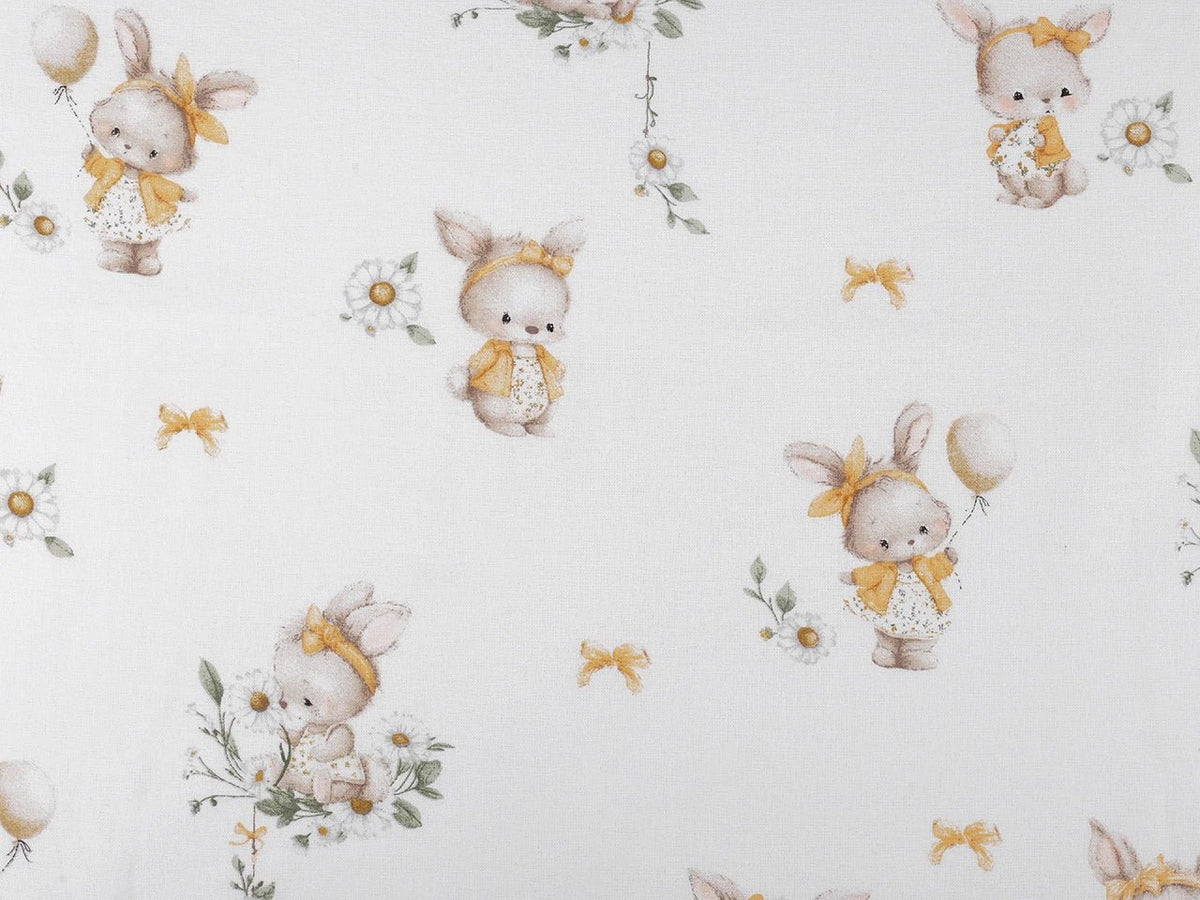 Image de flanelle de coton avec de petits lapins portant des nœuds jaunes – 100 % coton – disponible en ligne chez Šarlotes audumi