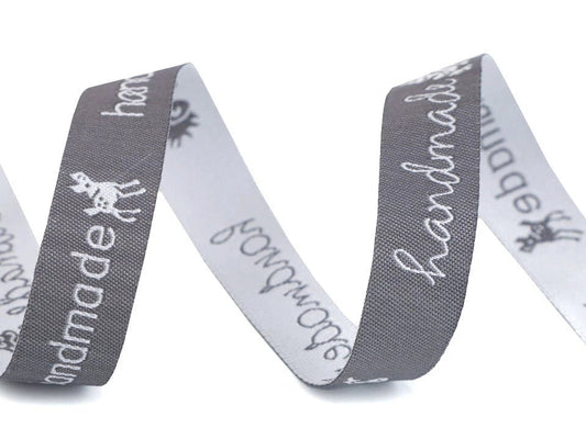 Ruban en coton avec inscription Hand made | 16 mm, 9 m – disponible chez Šarlotes audumi