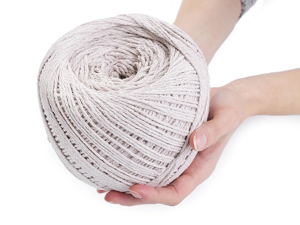 Image avec corde macramé en coton 2–2,5 mm, de différentes teintes, disponible chez Šarlotes audumi