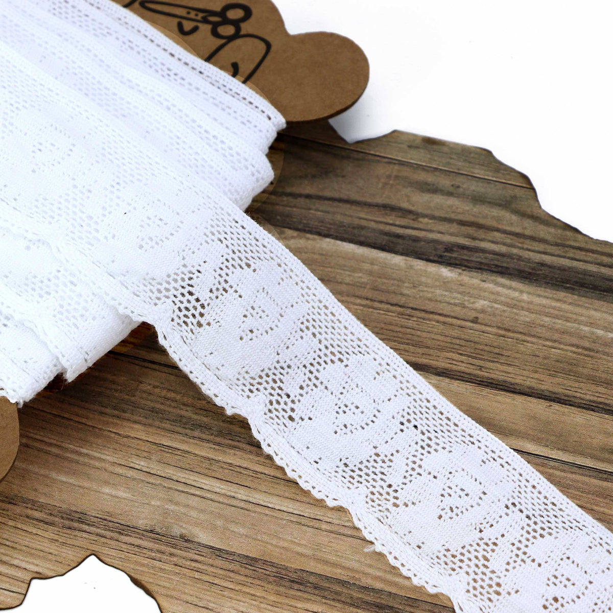 Image avec ruban en dentelle de coton, fleurs blanches – 3,5 cm – disponible en ligne chez Šarlotes audumi