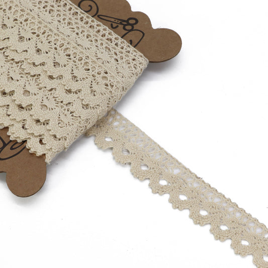 Image avec ruban de dentelle en coton, beige – 2,2 cm – disponible en ligne chez Šarlotes audumi