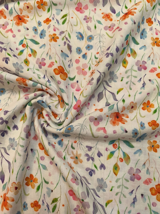 Coton mousseline à fleurs des prés – disponible en ligne chez Šarlotes audumi