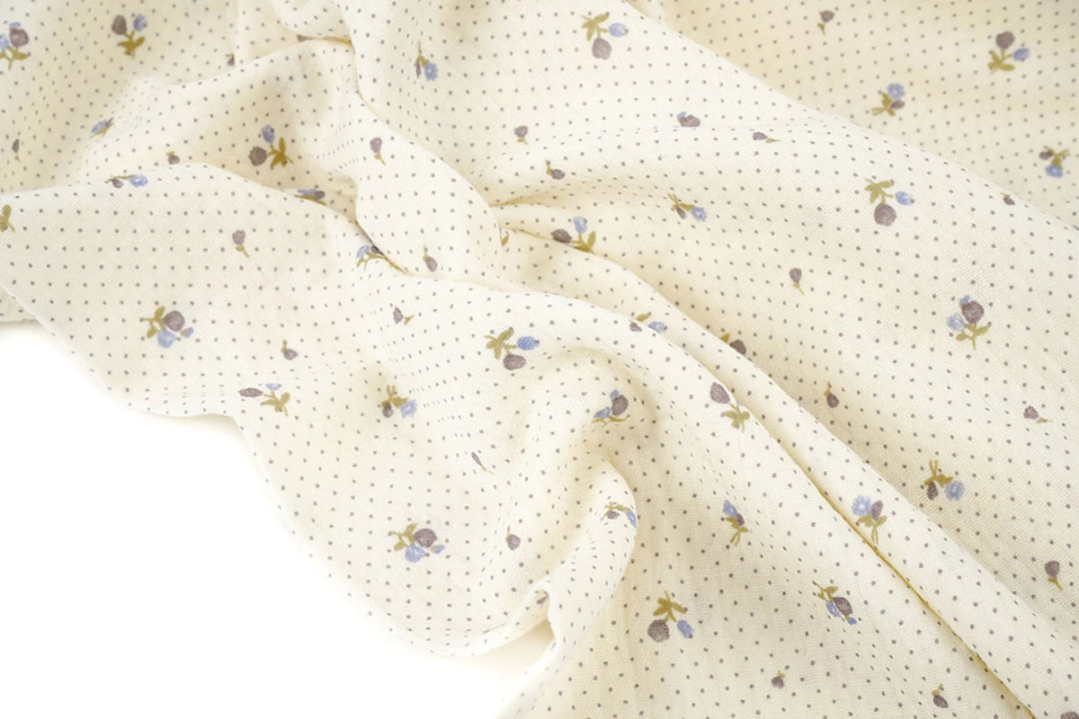 Image de mousseline de coton avec de petites fleurs et des pois – disponible en ligne chez Charlotte Fabrics